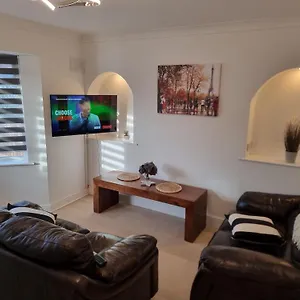 Dulverton House - 3 Bed House /sleeps 6+ Driveway+close To M1 Holiday home